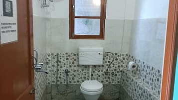 Camera Standard, 1 letto queen, fumatori | Bagno | Pantofole, sapone