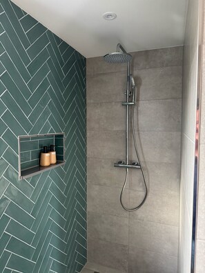 Dusche, Haartrockner, Handtücher, Seife