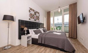 2 habitaciones, caja de seguridad en la habitación y escritorio 