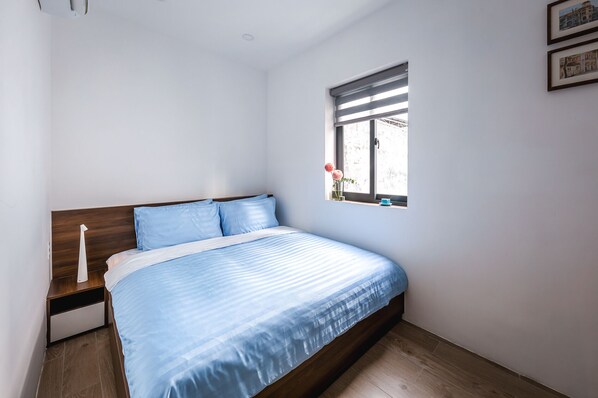 Deluxe Studio, 1 Queen Bed, Private Bathroom, City View