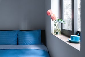 Deluxe Studio, 1 Queen Bed, Private Bathroom, City View | Minibar, individually decorated, desk, laptop workspace - Lynn by La Doma Express (Ho Chi Minh City)