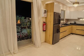 Private kitchen - Luxe Penthouse • Epic Views • AUC with WiFi, AC (Cairo Governorate)