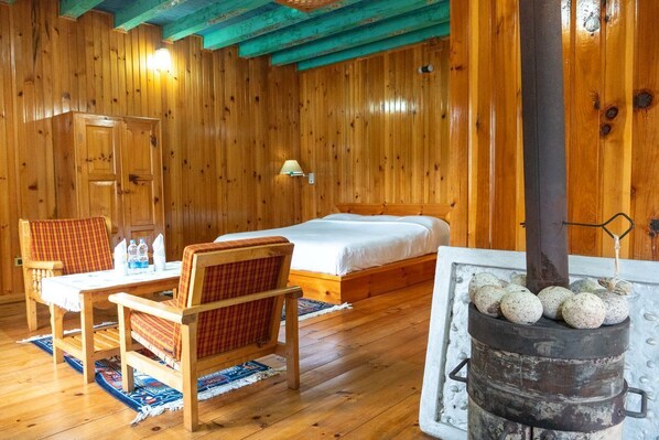 Deluxe-Doppel- oder -Zweibettzimmer, Bergblick | Schreibtisch, laptopgeeigneter Arbeitsplatz, kostenloses WLAN