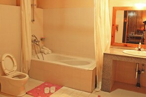 Deluxe kamer, 1 twee- of 2 eenpersoonsbedden, uitzicht op bergen | Badkamer | Een douche, gratis toiletartikelen, een haardroger, handdoeken