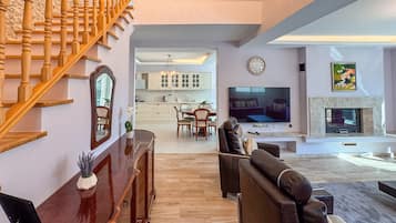 Villa Confort, vue piscine | Coin séjour | Télévision à écran plasma de 100 cm avec chaßnes numériques, Netflix