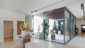 Signature Villa, 4 Bedrooms, Private Pool, Sea View | Ruang tamu | 65 inci sebuah televisyen pintar dengan digital 
