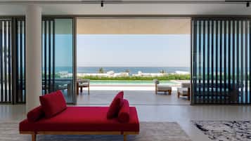 Biệt thự có tầm nhìn toàn cảnh, 4 phòng ngủ, hồ bơi riêng, quang cảnh biển | Khu phòng khách | Smart TV 65-inch có truyền hình kỹ thuật số