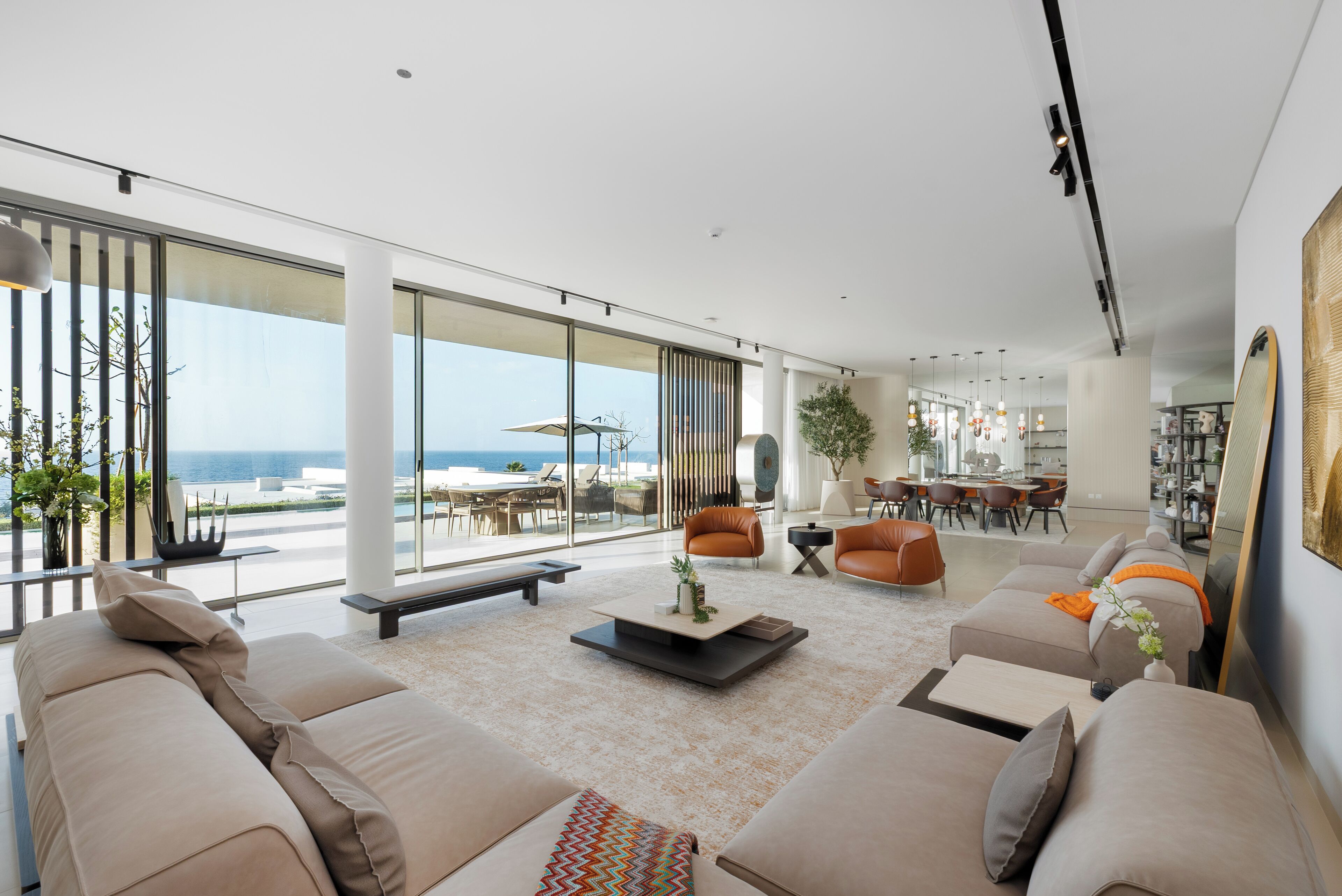 Villa exclusiva, 4 habitaciones, alberca privada, vista al mar | Área de sala de estar | Smart TV de 65 pulgadas con canales digitales 