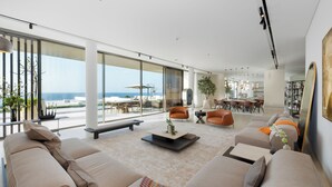 Exclusive Villa, 4 Bedrooms, Private Pool, Sea View | Ruang tamu | 65 inci sebuah televisyen pintar dengan digital 