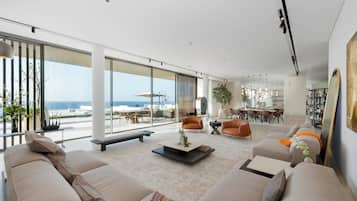 Villa exclusiva, 4 habitaciones, alberca privada, vista al mar | Área de sala de estar | Smart TV de 65 pulgadas con canales digitales