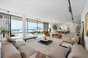 Villa – exclusive, 4 soverom, privat basseng, sjøutsikt | Oppholdsområde | En 65-tommers smart-TV med digitale kanaler
