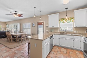 ثلاجة، ميكروويف، فرن، موقد طهي مسطح