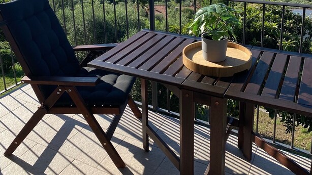 A balcony with a table and chairs overlooking a lake. - CasaFranka Lake Garda (Toscolano Maderno). Quiet location and exceptional view (Toscolano Maderno)
