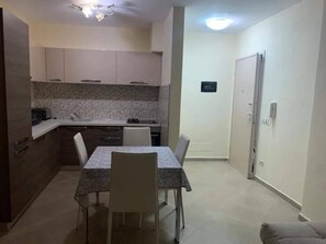 Appartamento | Cucina privata | Frigorifero, microonde, forno, tostapane
