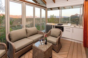 Mini-fridge, microwave, stovetop, coffee/tea maker - Landrani Luxury Lodge (Oudtshoorn)