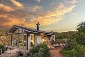 Luxury Cabin 6, Mountain View with Hot Tub | Private kitchen | Mini-fridge, microwave, stovetop, coffee/tea maker - Landrani Luxury Lodge (Oudtshoorn)