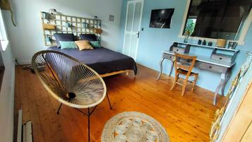 2 chambres, bureau, fer et planche Ă repasser, lit parapluie