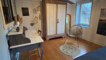 2 chambres, bureau, fer et planche Ă repasser, lit parapluie