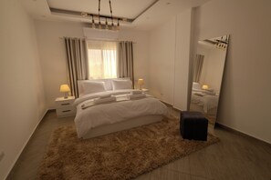 3 habitaciones, tabla de planchar con plancha, wifi y ropa de cama 