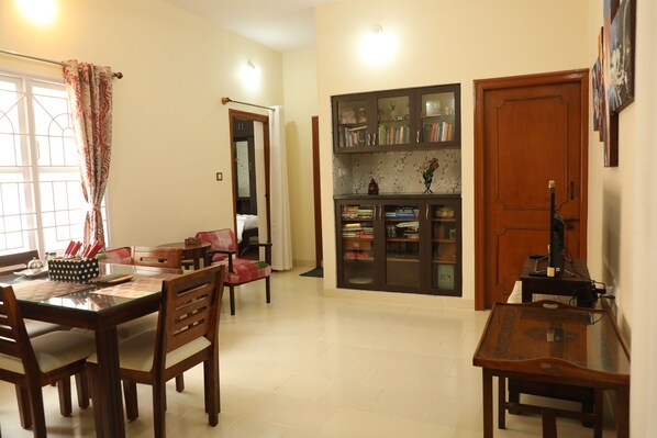Dining - 2-bedroom house in brilliant Bengaluru with WiFi, AC & a fully furnished kitchen (Bengaluru)