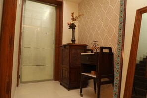 Interior - 2-bedroom house in brilliant Bengaluru with WiFi, AC & a fully furnished kitchen (Bengaluru)