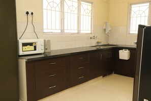 Microwave, stovetop - 2-bedroom house in brilliant Bengaluru with WiFi, AC & a fully furnished kitchen (Bengaluru)