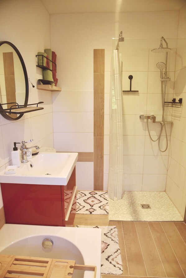 Haartrockner, Handtücher, Toilettenpapier