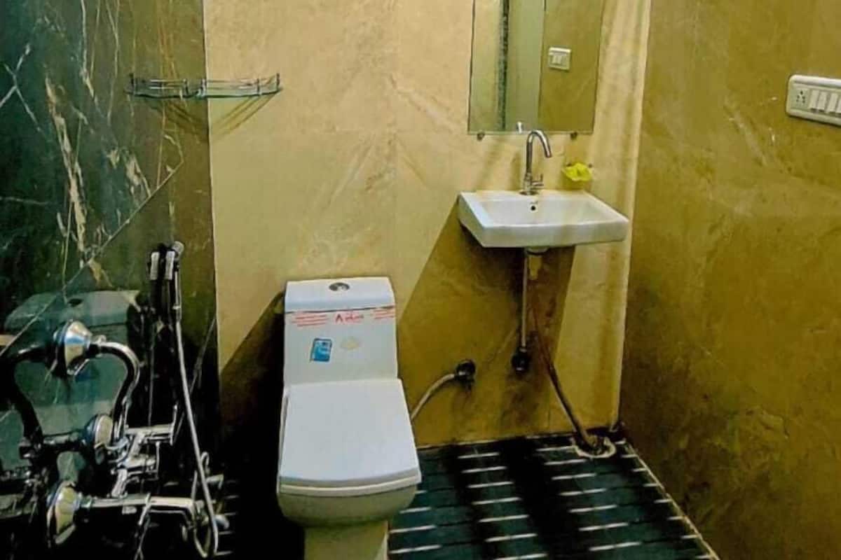 Deluxe Double Room, City View | Bathroom | Combined shower/tub, towels