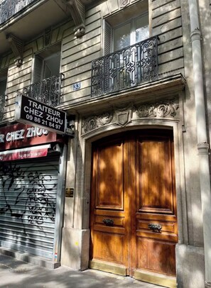 Exterior detail - Charming renovated studio near public transport (Paris)