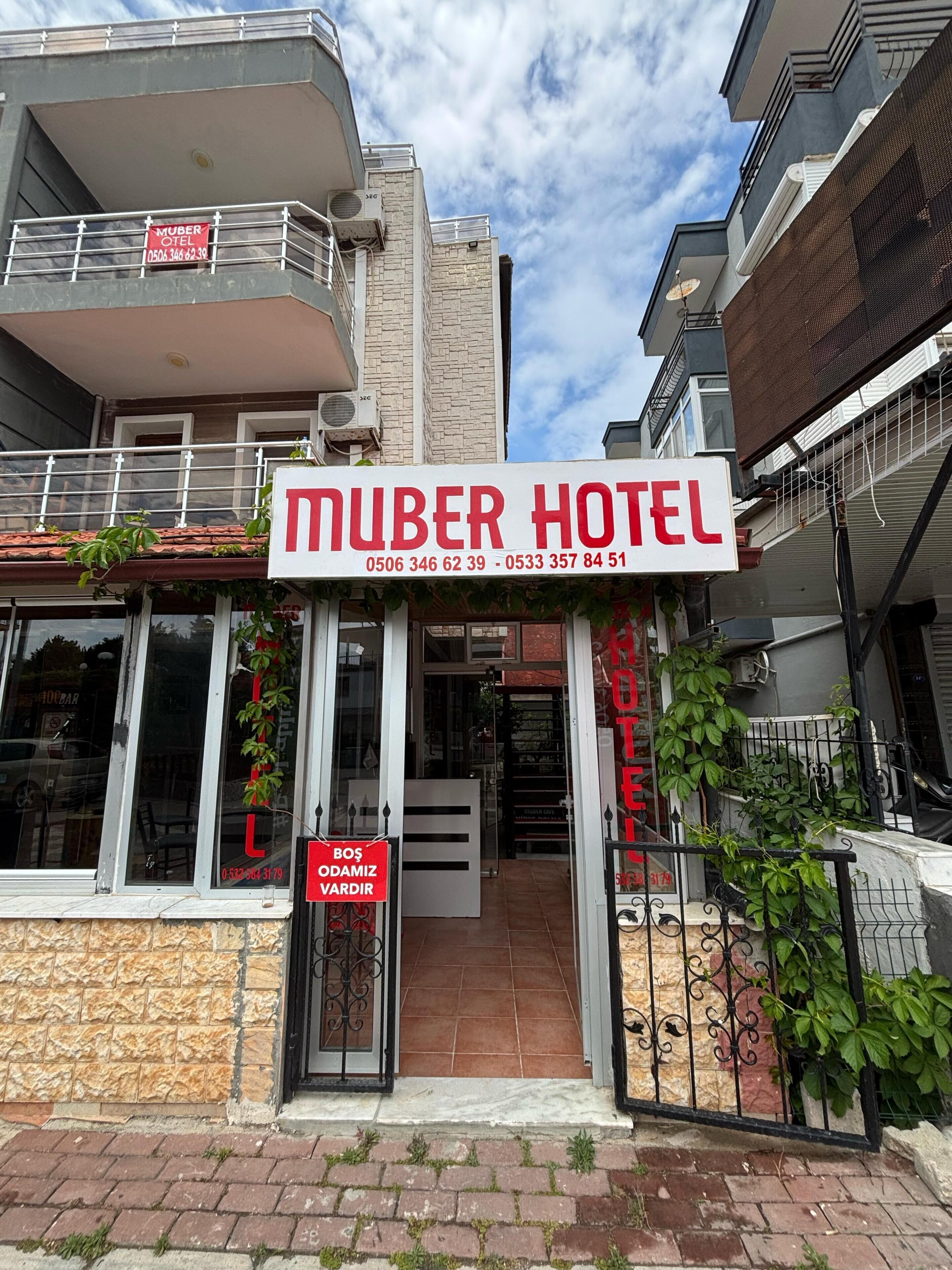Un hotel chiamato 'Muber Hotel' con numeri di contatto in evidenza.