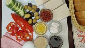 Daily continental breakfast (TRY 270 per person)