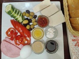 Desayuno continental diario (TRY 270 por persona)