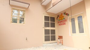 Exterior detail - Exquisite 3-bedroom House with WiFi, AC in serene Varanasi (Varanasi)