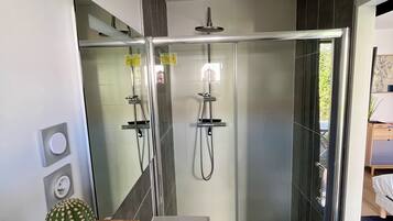 Douche, sĂšche-cheveux, serviettes fournies, papier toilette