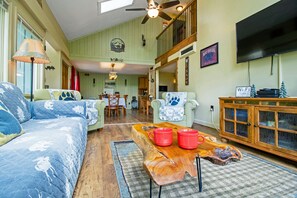 TV, DVD player, table football - Pet-friendly home near resort & ski area + passes (McGaheysville)