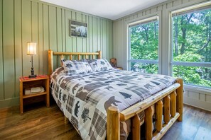 3 bedrooms, iron/ironing board, WiFi - Pet-friendly home near resort & ski area + passes (McGaheysville)