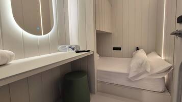 Eenvoudige eenpersoonskamer | Een bureau, een laptopwerkplek, geluiddichte muren