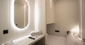 PRIVATE LOWER HUB | โต๊ะทำงาน, พื้นที่ทำงานแบบใช้แล็ปท็อป, ห้องเก็บเสียง, เตารีด/โต๊ะรีดผ้า