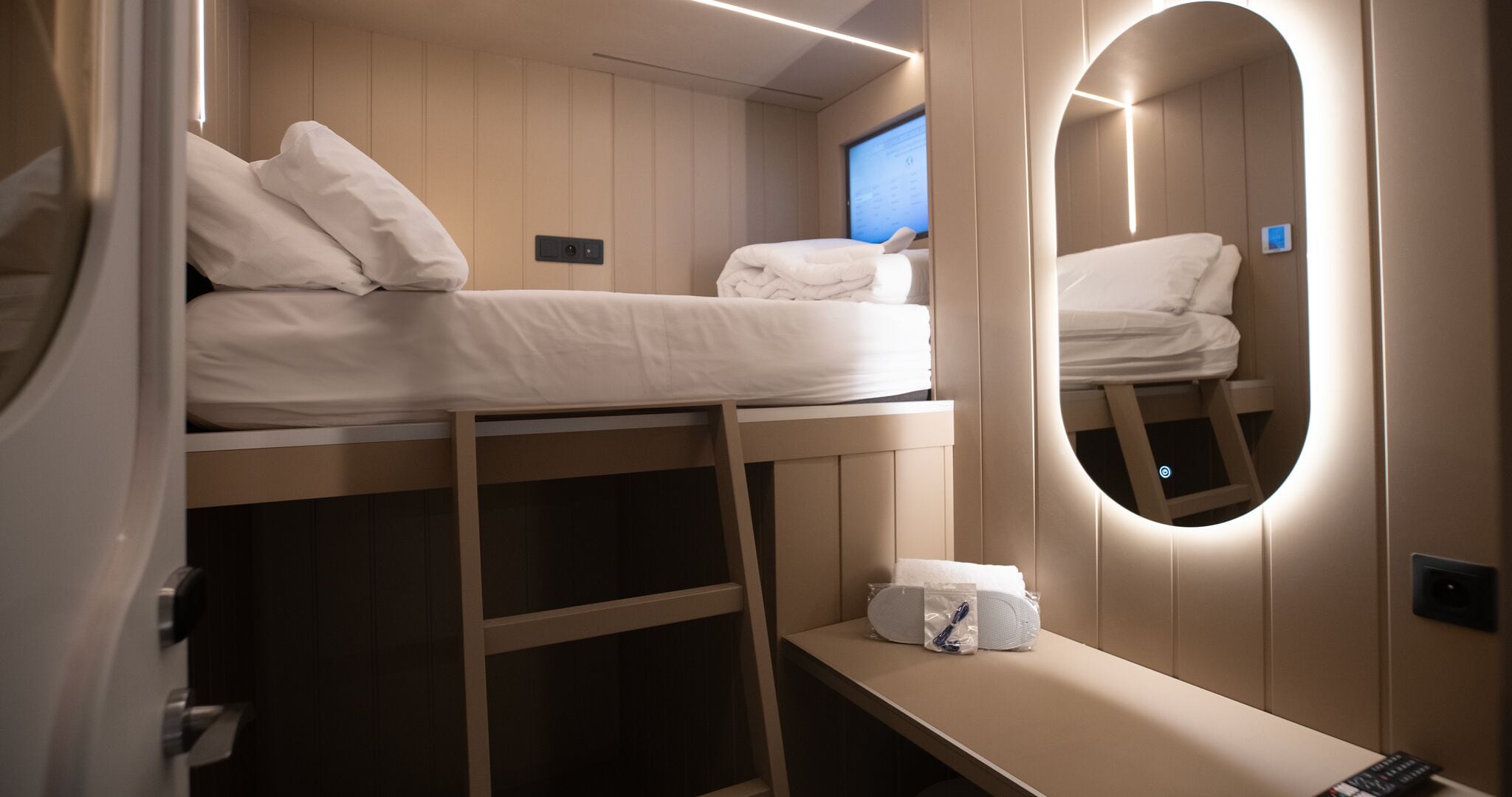 PRIVATE UPPER HUB | Escritorio, espacio para trabajar con laptop y insonorización 