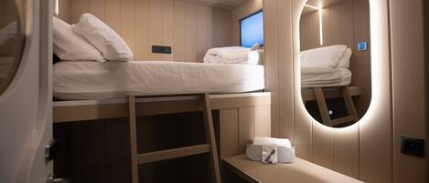 PRIVATE UPPER HUB | Schreibtisch, laptopgeeigneter Arbeitsplatz, schallisolierte Zimmer