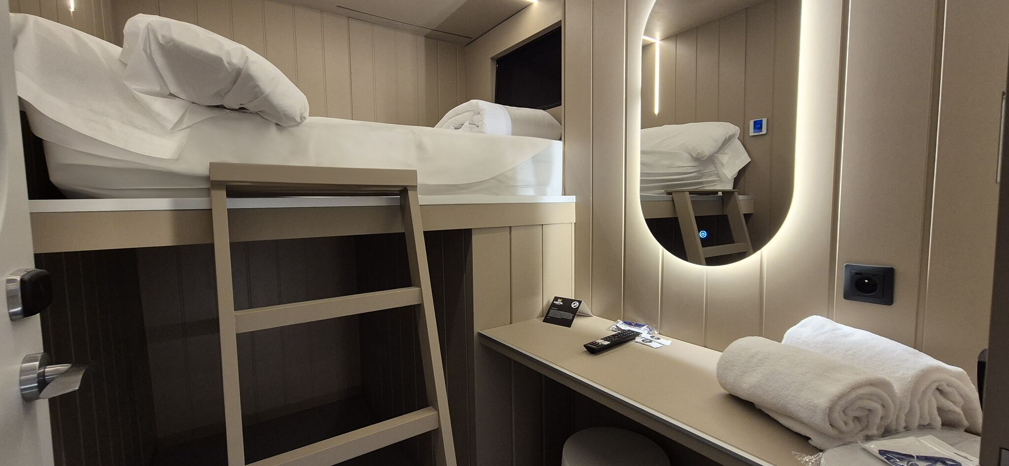 PRIVATE XL UPPER HUB | Desk, laptop workspace, soundproofing, iron/ironing board