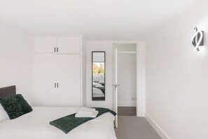 2 bedrooms, iron/ironing board, WiFi, bed sheets - Sleek Reading Apartment Near Town Centre - Stylish Stay for Work or Leisure (Reading)