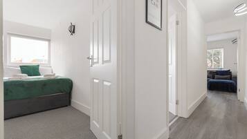 2 多间卧室、熨斗/熨衣板、WiFi、床单