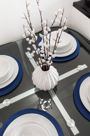 Dining - Sleek Reading Apartment Near Town Centre - Stylish Stay for Work or Leisure (Reading)