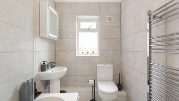 吹风机、毛巾、肥皂、卫生纸