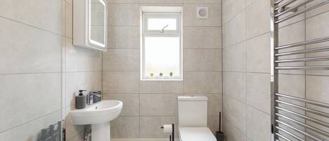 Sèche-cheveux, serviettes fournies, savon, papier toilette