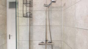 吹风机、毛巾、肥皂、卫生纸