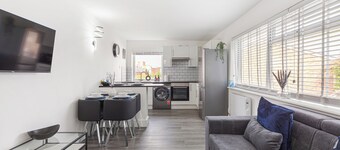 Sleek Reading Apartment Near Town Centre - Stylish Stay for Work or Leisure