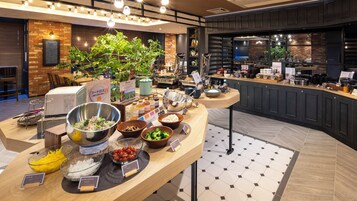 Daily buffet breakfast (JPY 1500 per person)