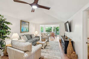 Smart TV - Wild Dunes-Twin Oaks-Updated, sleeps 8, walk to beach and nearby shops! (Isle of Palms)